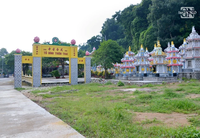 Cổng tam quan và vườn tháp tại tổ đình Thiên Thai