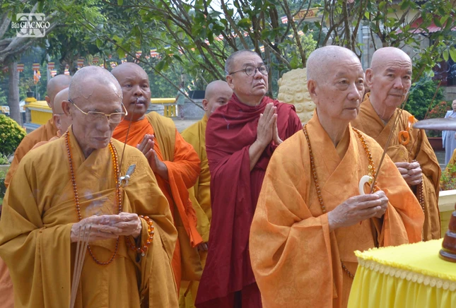 Trong vườn tháp thuộc khuôn viên tổ đình Thiên Thai, Đức Pháp chủ GHPGVN cùng chư tôn giáo phẩm đã dâng hương tưởng niệm tại bảo tháp cố Đại lão Hòa thượng Thích Thiện Hào