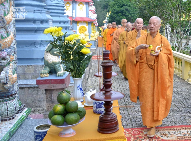 Hữu nhiễu bảo tháp chư vị Tổ sư trong khuôn viên vườn tháp tổ đình Thiên Thai