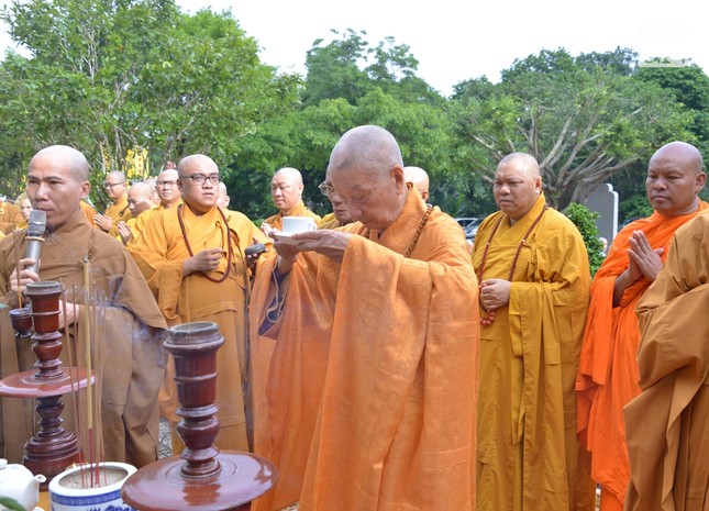 Dâng trà cúng dường Đại lão Hòa thượng Thích Thiện Hào tại bảo tháp