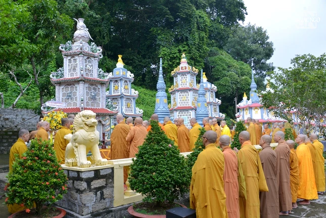 Tăng Ni hướng về bảo tháp thành kính tri ân ghi nhớ công đức của Đại lão Hòa thượng