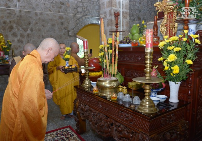 Dâng hương tại tổ đường tổ đình Thiên Thai