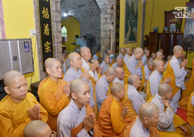 Đức Pháp chủ khuyến tấn Tăng Ni ghi nhớ công hạnh của tiền nhân, lấy đó làm bài học cho tự thân