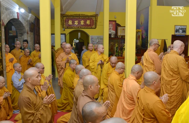 Lắng nghe huấn từ của Đức Pháp chủ