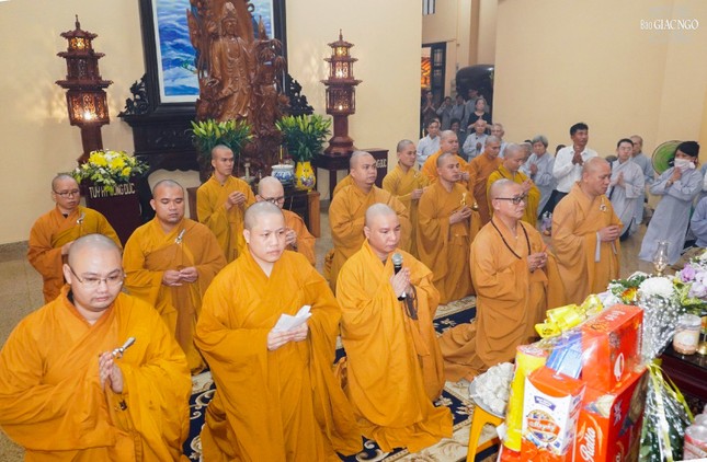 Môn hạ đệ tử tại chùa Phật Học Xá Lợi đảnh lễ Giác linh cố Đại lão Hòa thượng