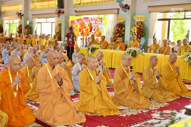 Thượng tọa Thích Quảng Lộc cùng chư tôn đức Ban Kiến đàn dâng lời cảm tạ Thượng tọa Thích Quảng Lộc cùng chư tôn đức Ban Kiến đàn dâng lời cảm tạ