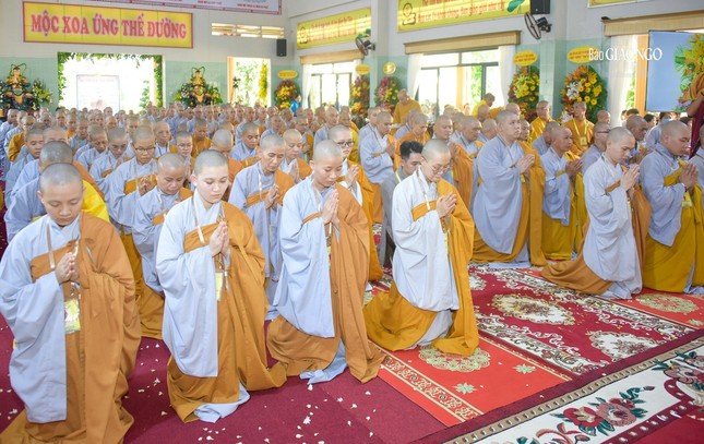 Giới tử cung kính lắng nghe lời giáo giới Giới tử cung kính lắng nghe lời giáo giới