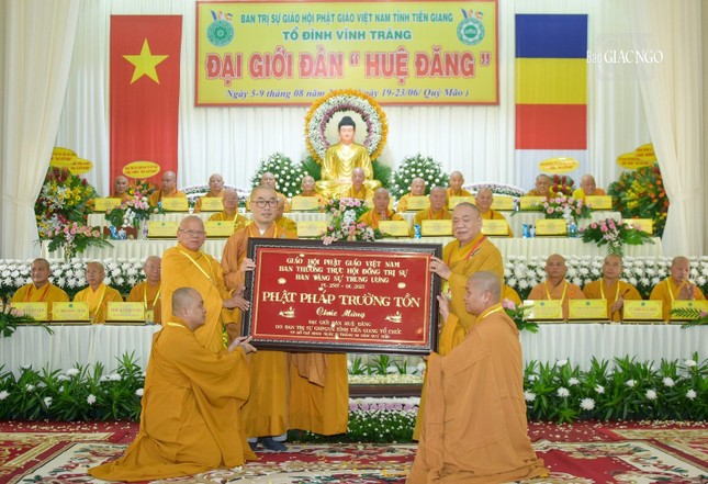 Hòa thượng Thích Thiện Pháp, Phó Chủ tịch Thường trực Hội đồng Trị sự tặng khánh vàng chúc mừng Hòa thượng Thích Thiện Pháp, Phó Chủ tịch Thường trực Hội đồng Trị sự tặng khánh vàng chúc mừng