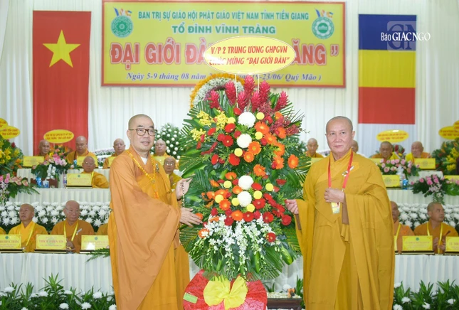 Đón nhận lẵng hoa của Văn phòng II TƯGH do Thượng tọa Thích Phước Nghiêm, Phó Chánh Văn phòng II đại diện trao tặng