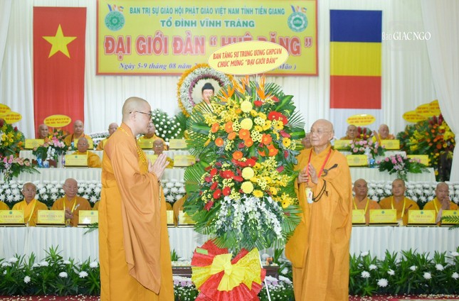 Trưởng lão Hòa thượng Thích Minh Thông, Cố vấn Ban Tăng sự TƯGH tặng hoa chúc mừng Đại giới đàn Trưởng lão Hòa thượng Thích Minh Thông, Cố vấn Ban Tăng sự TƯGH tặng hoa chúc mừng Đại giới đàn