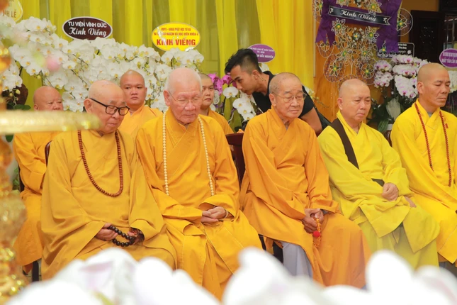 Chư tôn giáo phẩm chứng minh