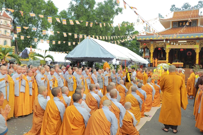 Cử hành nghi thức trà-tỳ