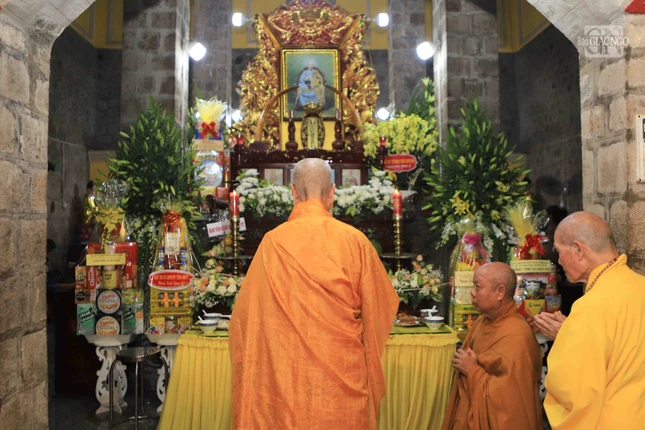 Đức Pháp chủ tưởng niệm Tổ sư Huệ Đăng Đức Pháp chủ tưởng niệm Tổ sư Huệ Đăng