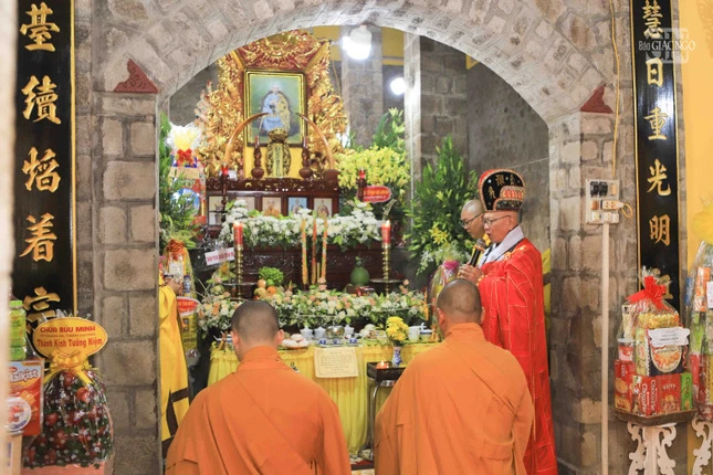 Môn hạ đệ tử cung tiến Giác linh Tổ sư theo nghi thức thiền gia Môn hạ đệ tử cung tiến Giác linh Tổ sư theo nghi thức thiền gia