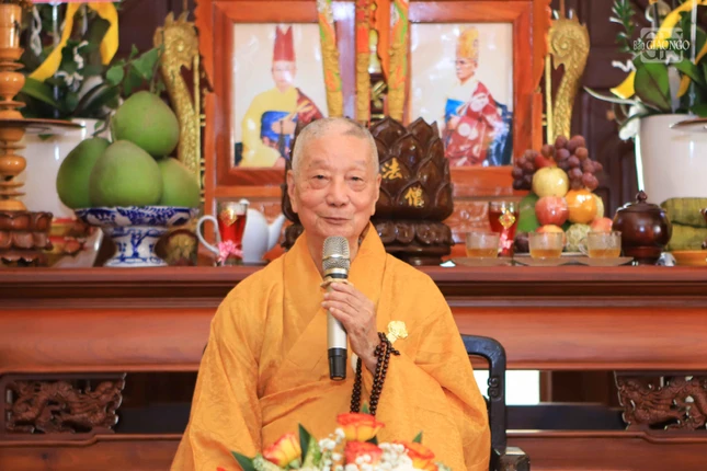 Ngài nhắc nhở đại chúng nương vào quyển thứ Bảy của kinh Pháp hoa, nỗ lực tu tập, khai tâm mở trí để thấy được sự thật của các pháp Ngài nhắc nhở đại chúng nương vào quyển thứ Bảy của kinh Pháp hoa, nỗ lực tu tập, khai tâm mở trí để thấy được sự thật của các pháp