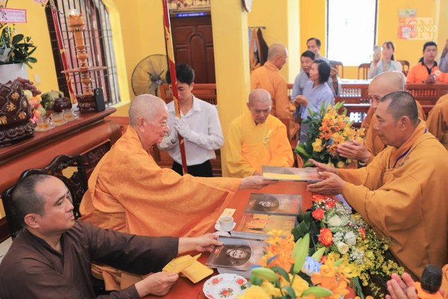 Đức Pháp chủ tặng Báo Giác Ngộ và trao lộc đến Tăng Ni môn hạ tổ đình Đức Pháp chủ tặng Báo Giác Ngộ và trao lộc đến Tăng Ni môn hạ tổ đình