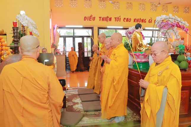 Chư tôn đức niêm hương bạch Phật