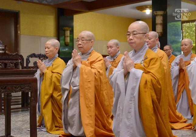 Chư Ni lắng nghe lời huấn thị của Đức Pháp chủ