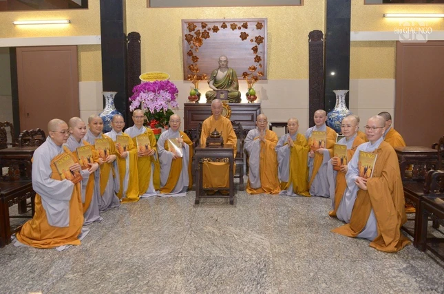 Chư Ni đại diện Thường trực Phân ban Ni giới T.Ư thuộc Ban Tăng sự T.Ư đảnh lễ khánh tuế Đức Pháp chủ GHPGVN