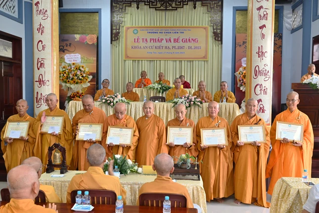Trao Bằng tuyên dương công đức đến các hành giả tinh tấn tu học