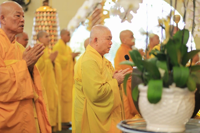 Chư Tăng chùa Vạn Đức đảnh lễ Tam bảo