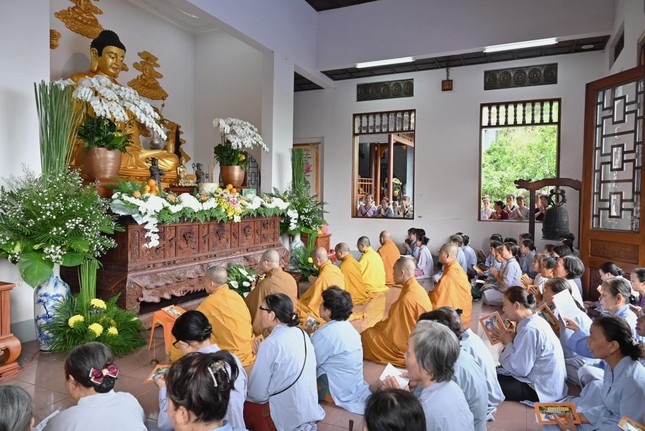 Khóa lễ tụng kinh cầu nguyện tại chánh điện chùa Hải Trí Khóa lễ tụng kinh cầu nguyện tại chánh điện chùa Hải Trí