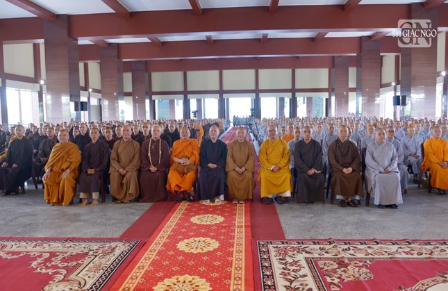 Chư tôn đức Hội đồng điều hành Học viện chụp ảnh lưu niệm cùng Tăng Ni sinh các khóa