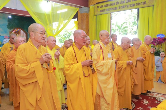 Chư tôn giáo phẩm dâng hương, nhất tâm cầu nguyện Giác linh Ni trưởng Thích nữ Tịnh Giới cao đăng Phật quốc