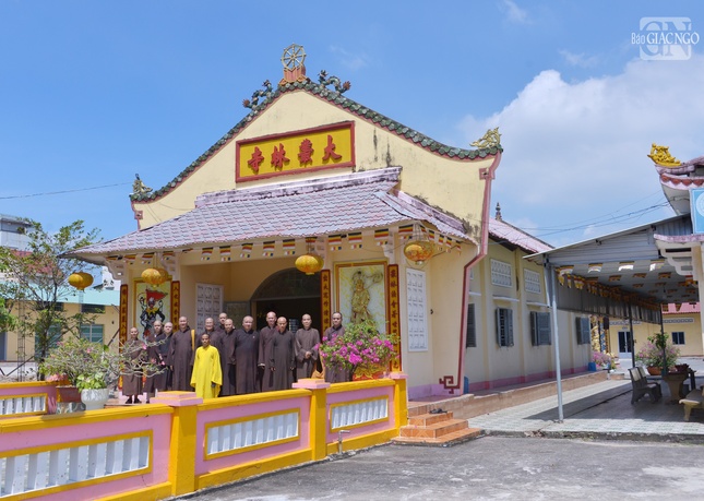 Lưu niệm trước dấu tích chánh điện xưa của Đại Tòng Lâm