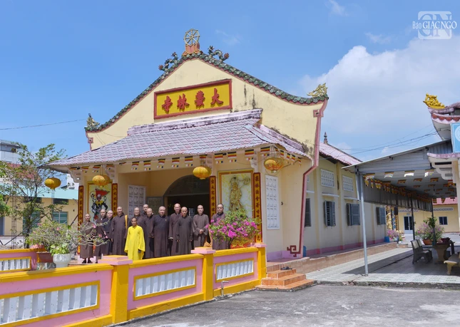 Lưu niệm trước dấu tích chánh điện xưa của Đại Tòng Lâm Lưu niệm trước dấu tích chánh điện xưa của Đại Tòng Lâm