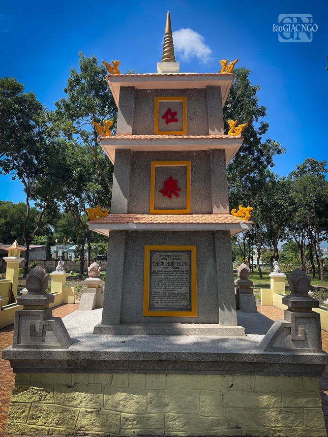 Bảo tháp Trưởng lão Hòa thượng Thích Huệ Hưng nằm trong khuôn viên vườn tháp Đại Tòng Lâm