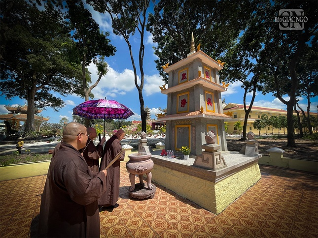 Thành kính thắp hương tưởng niệm trước bảo tháp Trưởng lão Hòa thượng Thích Huệ Hưng