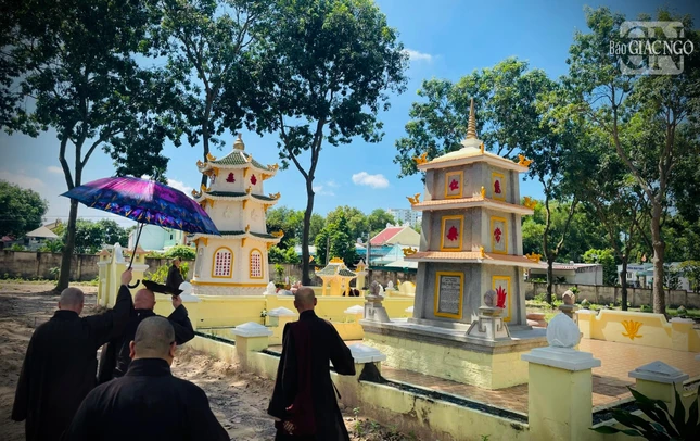 Ban Trị sự GHPGVN TP.HCM viếng bảo tháp trong khuôn viên chùa Vạn Phật Quang Đại Tòng Lâm (TX.Phú Mỹ) Ban Trị sự GHPGVN TP.HCM viếng bảo tháp trong khuôn viên chùa Vạn Phật Quang Đại Tòng Lâm (TX.Phú Mỹ)