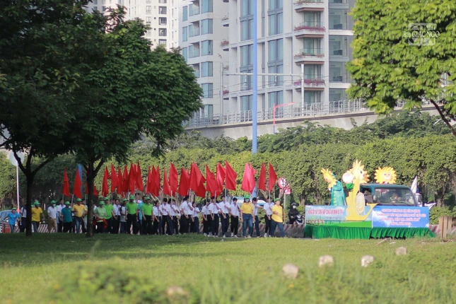 Chương trình đi bộ là một trong những hoạt động chào mừng sự kiện đổi tên đường Xa lộ Hà Nội đoạn từ cầu Sài Gòn đến ngã tư Thủ Đức trên địa bàn TP.Thủ Đức thành đường Võ Nguyên Giáp Chương trình đi bộ là một trong những hoạt động chào mừng sự kiện đổi tên đường Xa lộ Hà Nội đoạn từ cầu Sài Gòn đến ngã tư Thủ Đức trên địa bàn TP.Thủ Đức thành đường Võ Nguyên Giáp