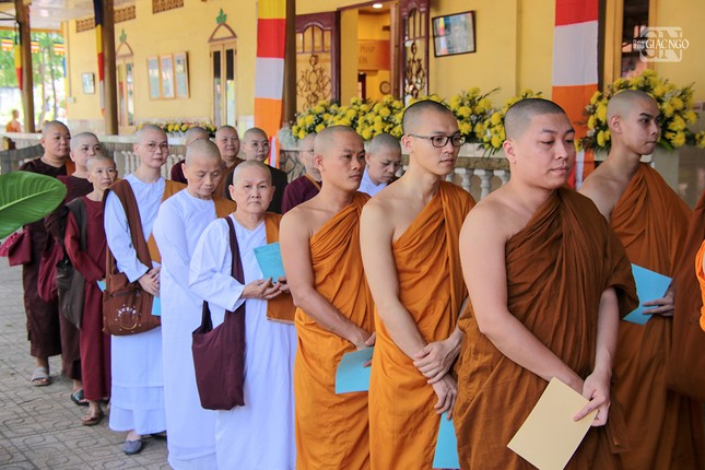 Các giới tử lần lượt làm thủ tục nhập giới trường