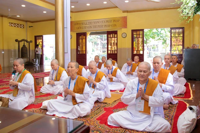 Các giới tử thỉnh cầu chư vị Hòa thượng khai thị