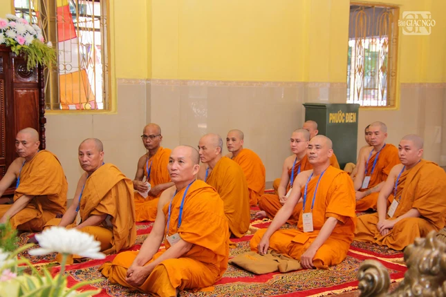 Giới tử chú tâm lắng nghe lời giáo giới của chư tôn giáo phẩm