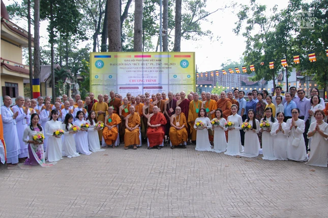 Chư tôn giáo phẩm chứng minh, chư tôn đức Ban Điều hành, đại diện lãnh đạo chính quyền các cấp và chư giới tử chụp ảnh lưu niệm