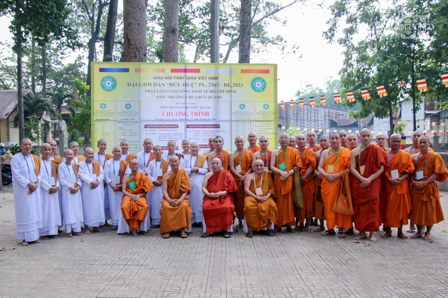 Sau khi truyền giới cho 28 giới tử Tỳ-kheo, Sa-di và Tu nữ, giới trường biệt truyền Nam tông Kinh tại chùa Bửu Quang đã làm lễ bế mạc