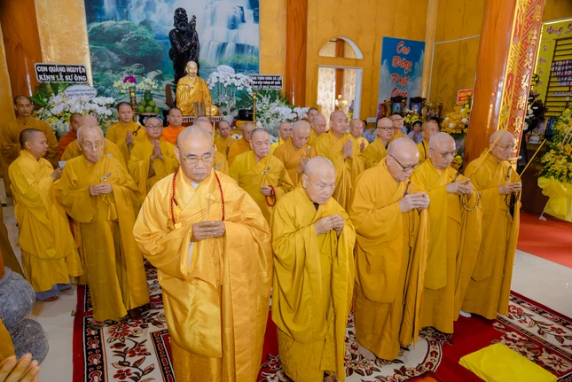 Chư tôn giáo phẩm viếng tang Trưởng lão Hòa thượng Thích Minh Chánh