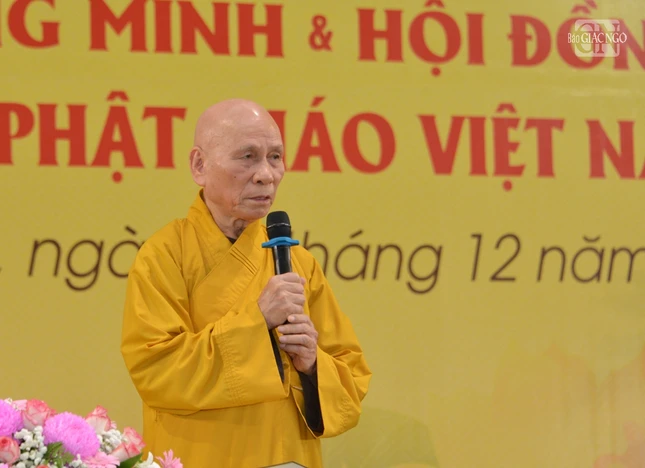 Trưởng lão Hòa thượng Thích Giác Quang sách tấn hội chúng tại đại giảng đường Minh Châu