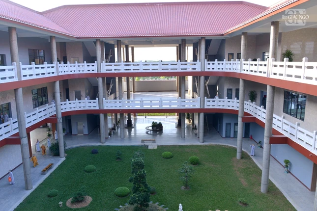 Thư viện được thiết kế 3 tầng, theo mô hình thư viện đại học hiện đại, kết nối điện tử với nhiều thư viện, trung tâm học liệu khác