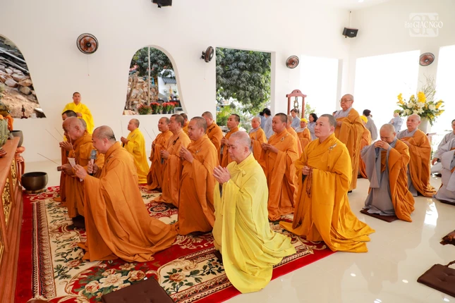 Chư tôn giáo phẩm Phật giáo TP.Vũng Tàu niêm hương bạch Phật