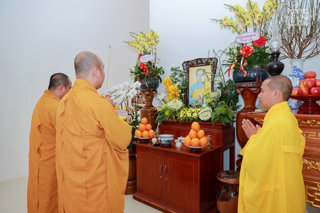 Chiều 20-1, Thượng tọa Thích Tâm Hải, Tổng Biên tập Báo Giác Ngộ cùng Đại đức Thích Quảng Hậu, Chủ nhiệm Câu lạc bộ Phóng viên - Cộng tác viên Báo Giác Ngộ đại diện tòa soạn cũng đã đến tu viện Vạn Liên thắp hương cầu nguyện