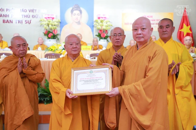 Hòa thượng Thích Thiện Minh, Trưởng ban Trị sự GHPGVN TP.Thủ Đức đại diện Ban Trị sự GHPGVN TP.Thủ Đức đón nhận Bằng tuyên dương công đức của Ban Thường trực Ban Trị sự GHPGVN TP.HCM