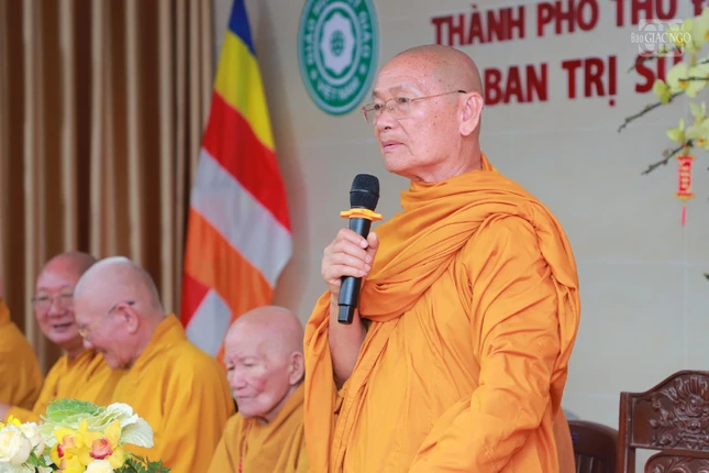 Trưởng lão Hòa thượng Viên Minh ban đạo từ