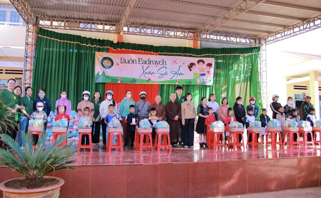 100 phần quà được trao tận tay bà con khó khăn tại địa phương