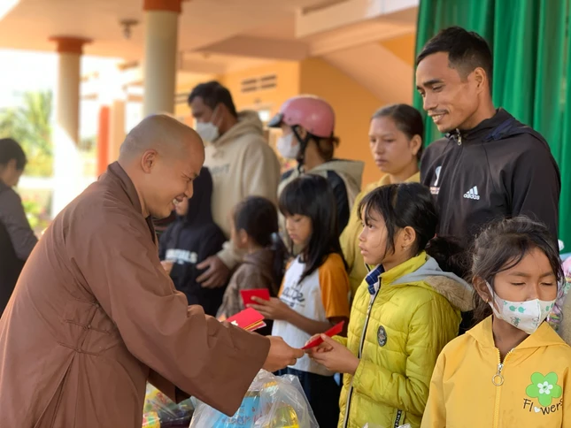 Lì xì lộc xuân đến các em nhỏ đồng bào dân tộc