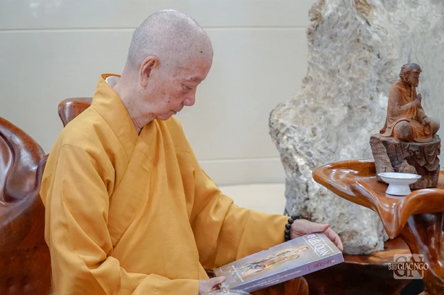 Ấn phẩm Liễu Quán dâng lên cúng dường Đức Pháp chủ