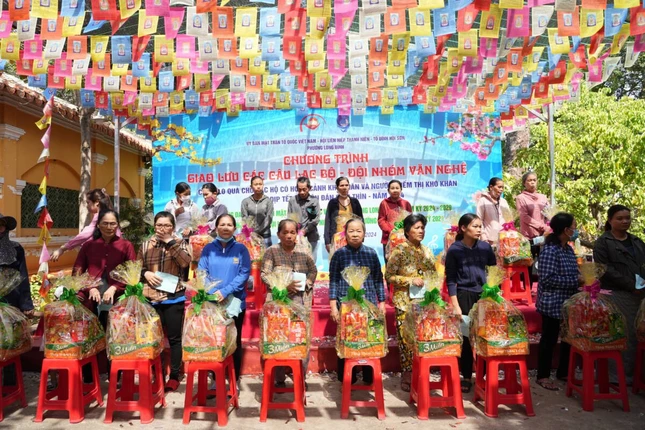 Người dân đến tổ đình Hội Sơn nhận quà